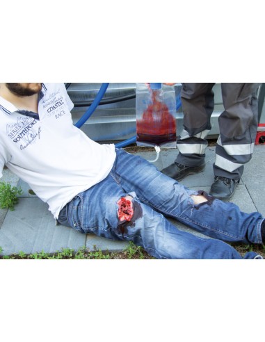 Moulage und Wundsimulation mit starker Blutung...