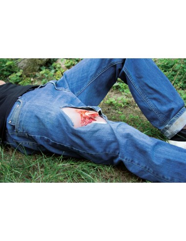 Moulage und Simulation einer Beinwunde mit...