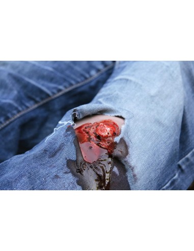 Moulage et simulation d'une plaie de jambe avec...